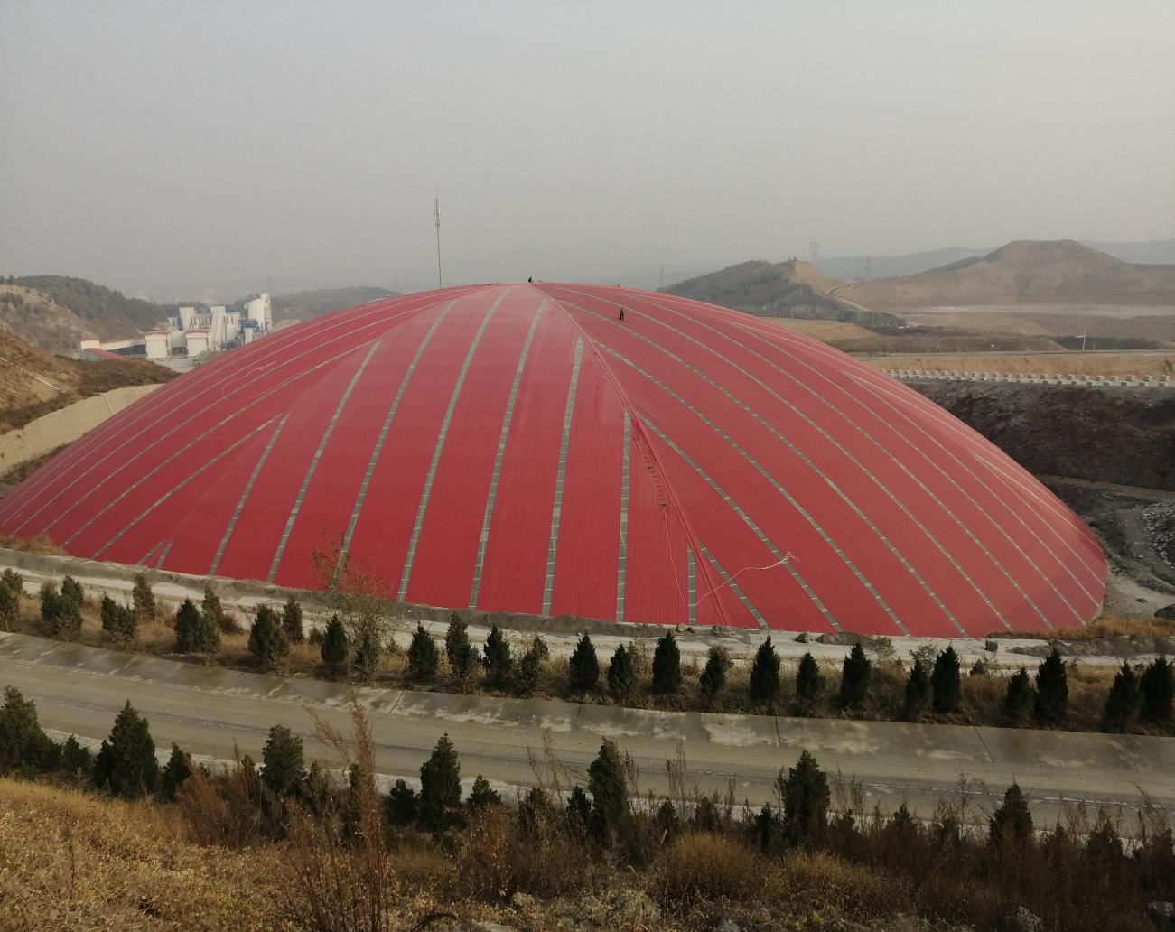 鋼結構加工源頭廠家、網(wǎng)架加工源頭廠家~山東華中重鋼工程案例——安陽中聯(lián)水泥石子大棚——直徑170米球殼網(wǎng)架