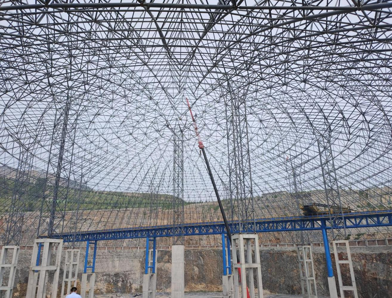 鋼結構加工源頭廠家、網(wǎng)架加工源頭廠家~山東華中重鋼工程案例——安陽中聯(lián)水泥石子大棚——直徑170米球殼網(wǎng)架