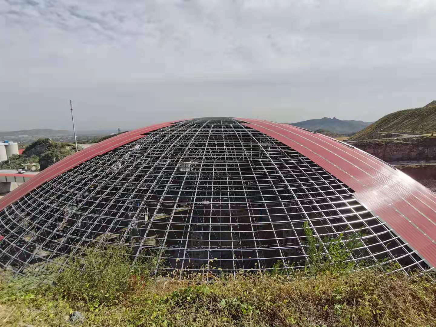 鋼結構加工源頭廠家、網(wǎng)架加工源頭廠家~山東華中重鋼工程案例——安陽中聯(lián)水泥石子大棚——直徑170米球殼網(wǎng)架